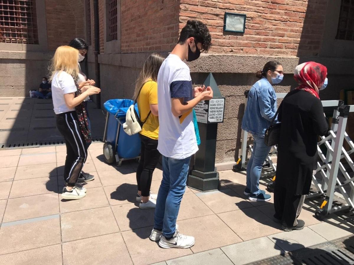 YKS&rsquo;ye girecekler cami ve t&uuml;rbelere akın etti