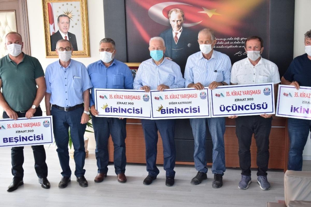 Dereceye giren kiraz &uuml;reticileri &ouml;d&uuml;llerini aldı
