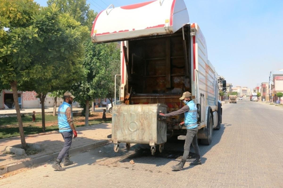 Ak&ccedil;akale de &ccedil;&ouml;p konteynerleri yıkanarak dezenfekte edildi
