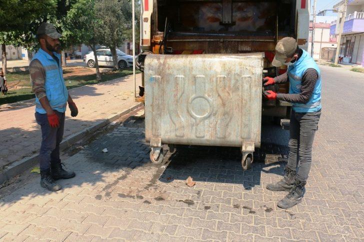 Akçakale de çöp konteynerleri yıkanarak dezenfekte edildi G2