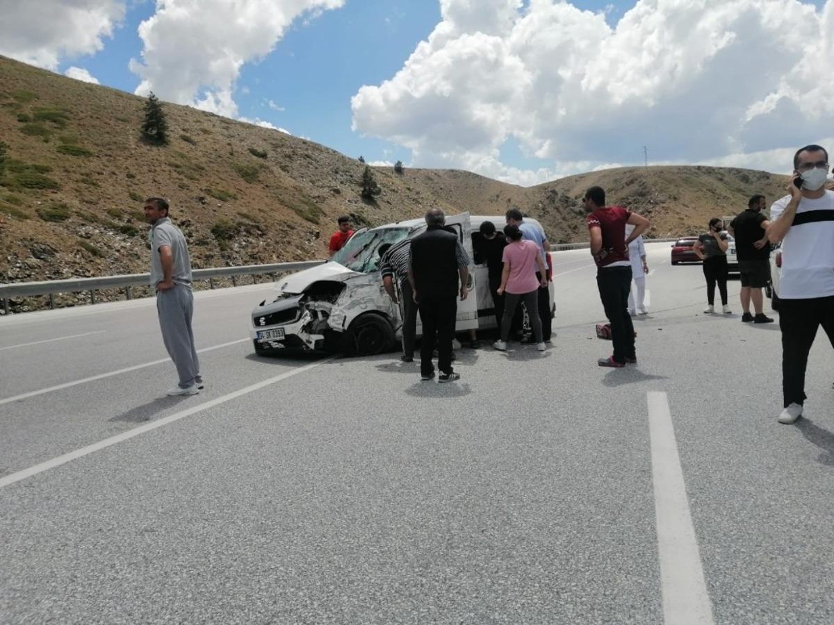 Erzincan&rsquo;da trafik kazası: 4 yaralı