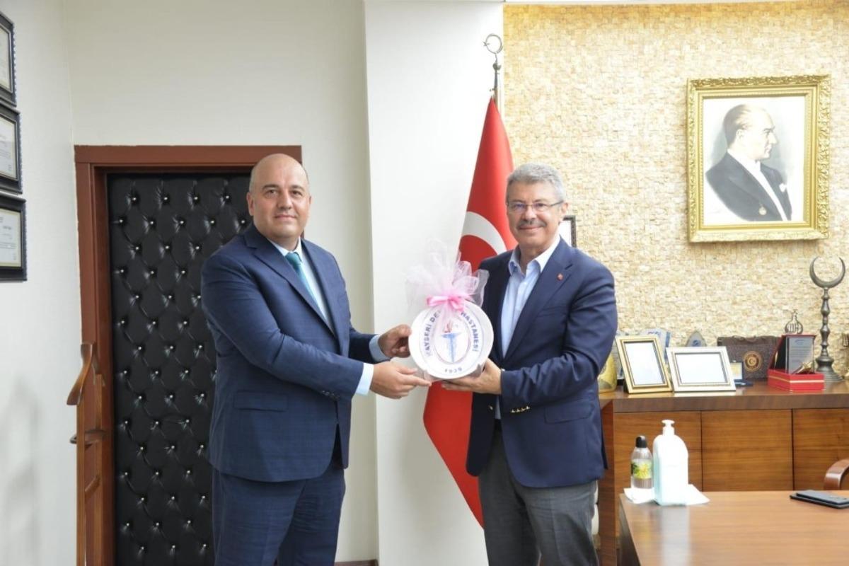 Başhekim Altıntop, Başkan Akay&rsquo;a şilt takdim etti