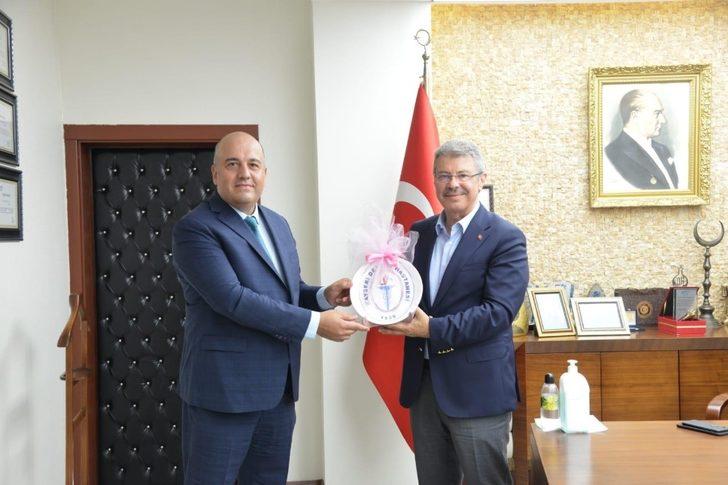 Başhekim Altıntop, Başkan Akay’a şilt takdim etti G1