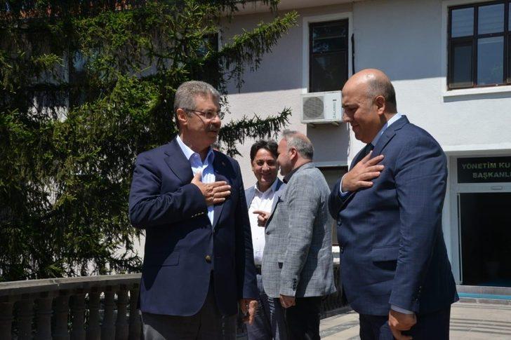 Başhekim Altıntop, Başkan Akay’a şilt takdim etti G3