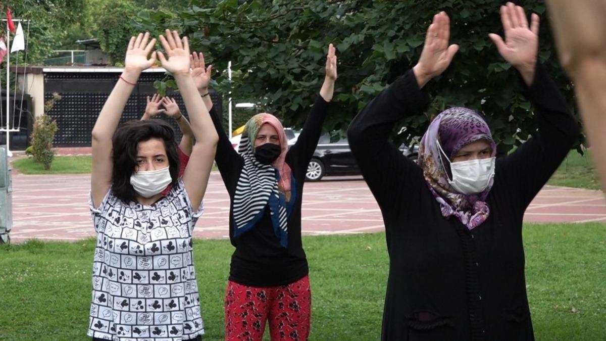 Beyoğlu&rsquo;nda kadınların sosyal mesafeli sabah sporu