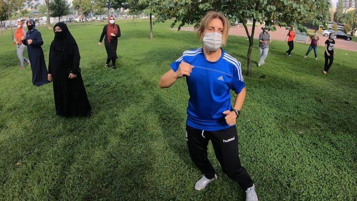 Beyoğlu’nda kadınların sosyal mesafeli sabah sporu G2