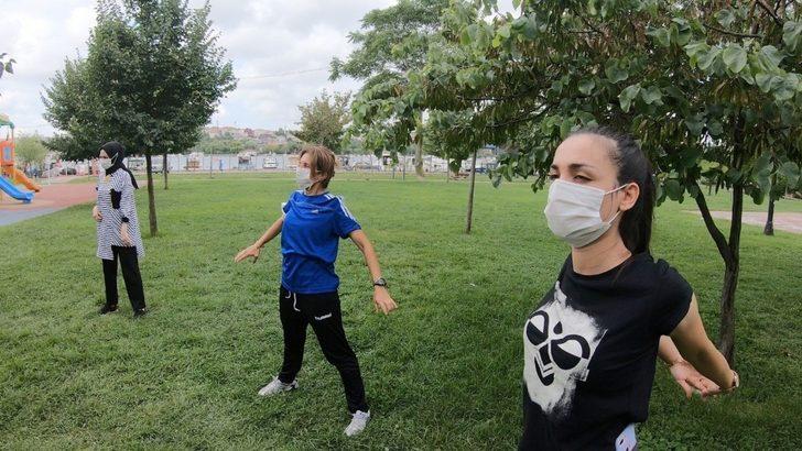 Beyoğlu’nda kadınların sosyal mesafeli sabah sporu G3