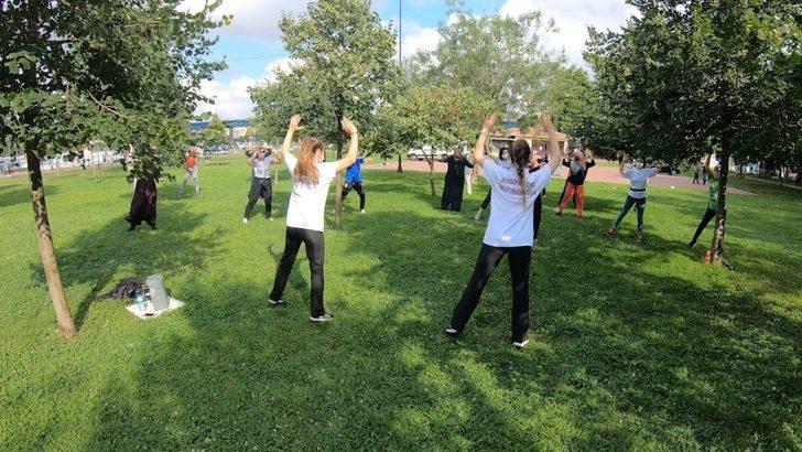 Beyoğlu’nda kadınların sosyal mesafeli sabah sporu G4