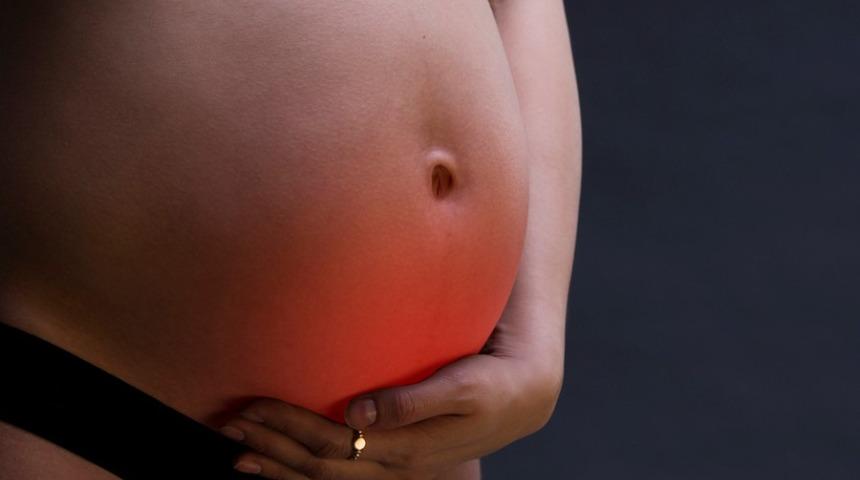 Hamileliğin ilk dönemlerinde oluşan kasık ve karın ağrısı ile ilgili tüm detaylar