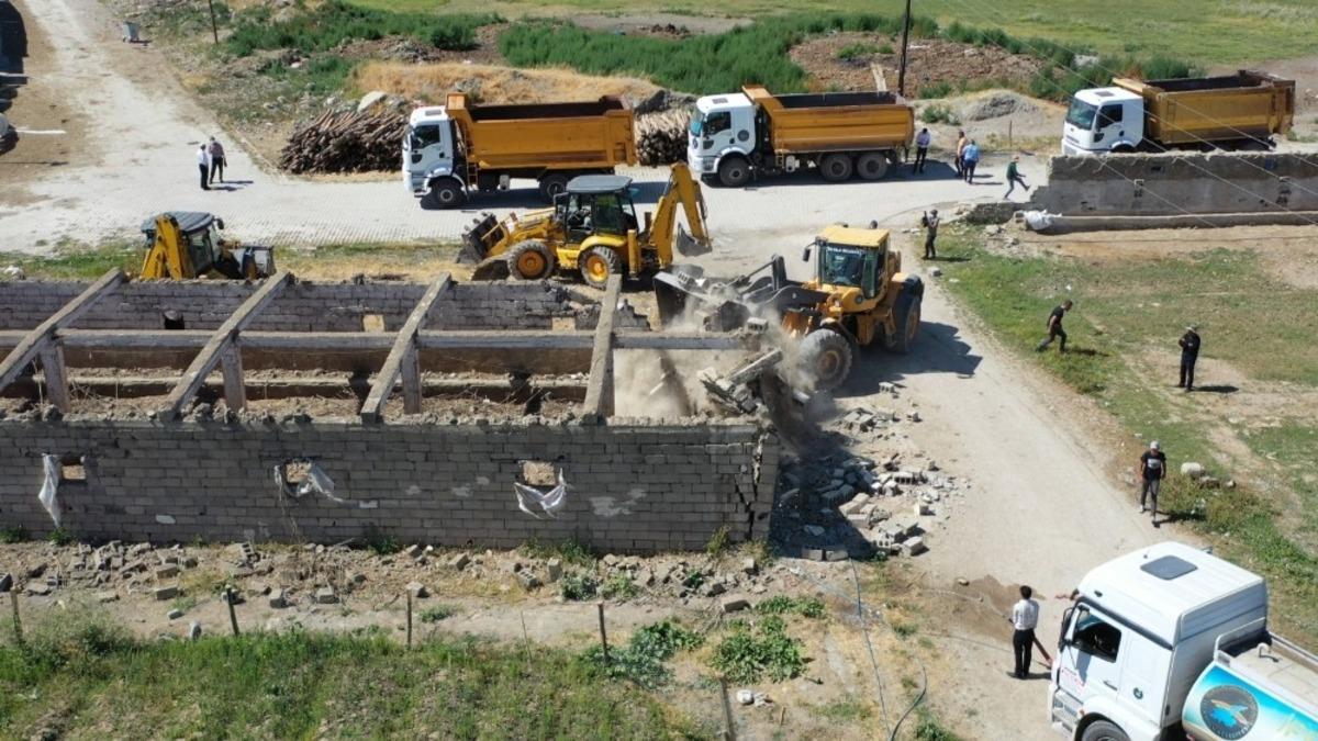 İpekyolu&rsquo;nda ahır yıkımları kararlılıkla s&uuml;r&uuml;yor