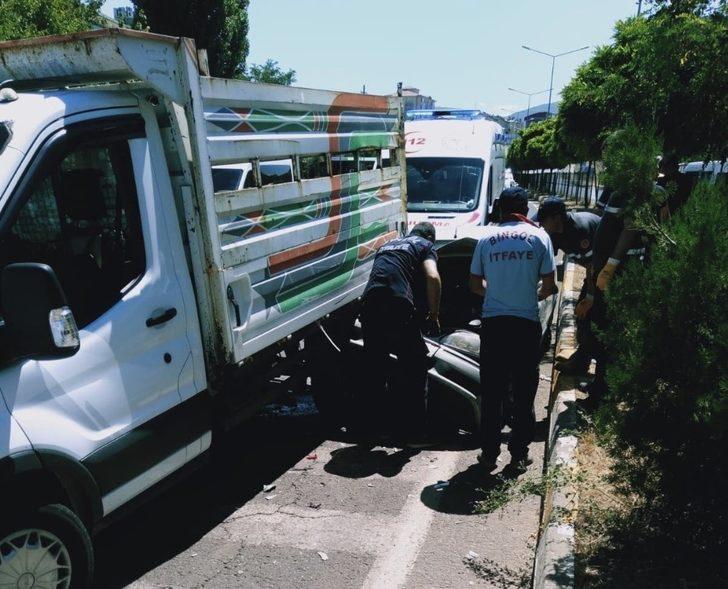 Bingöl’de trafik kazası, sıkışan sürücü kurtarıldı G2