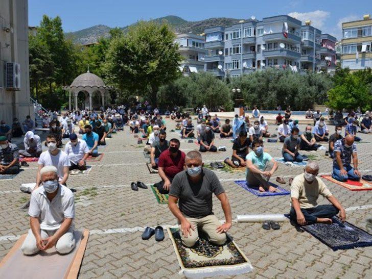 Büyükşehir Belediyesi 100 bin seccade dağıttı G3