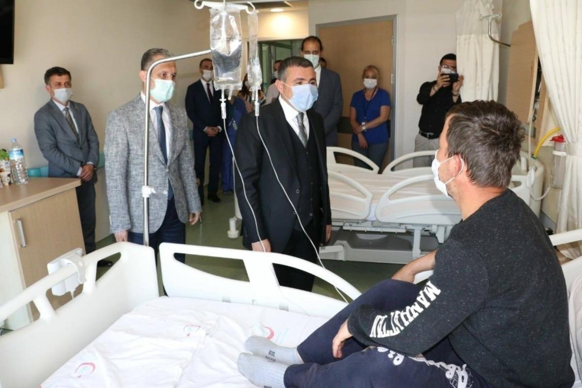 Vali Atay hastaları ziyaret etti