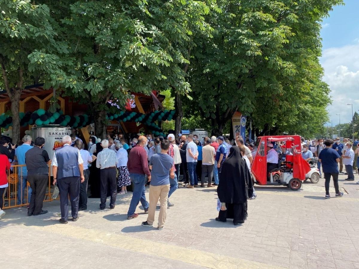 &Ccedil;eşmelerden &uuml;cretsiz bal ve s&uuml;t aktı, vatandaşlar birbirleriyle yarıştı