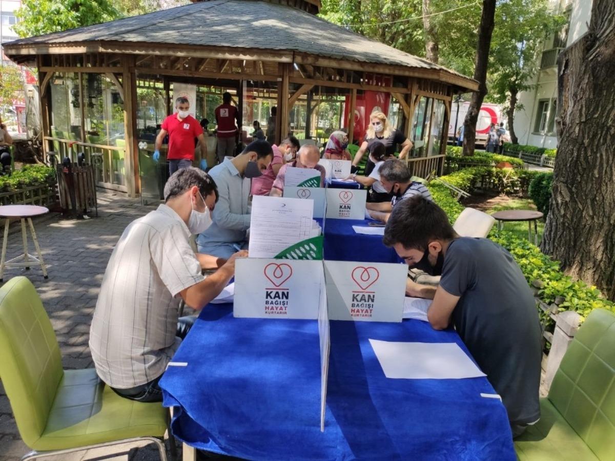 Diyarbakır Tarım ve Orman M&uuml;d&uuml;rl&uuml;ğ&uuml; &ccedil;alışanlarından kan bağışı kampanyasına destek