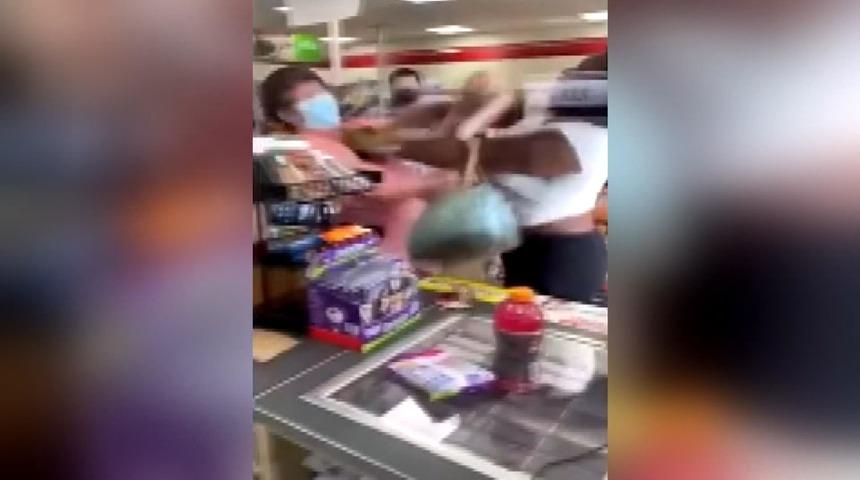 Siyah müşteriye küfretti, yumruklar konuştu