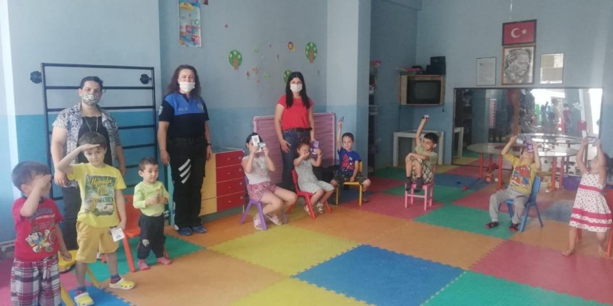 Burhaniye&rsquo;de Polisler miniklerle buluştu