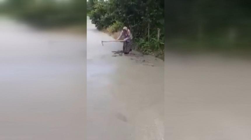 Belediyenin d&ouml;kt&uuml;ğ&uuml; beton yolu elinde kazma ile b&ouml;yle zarar verdi