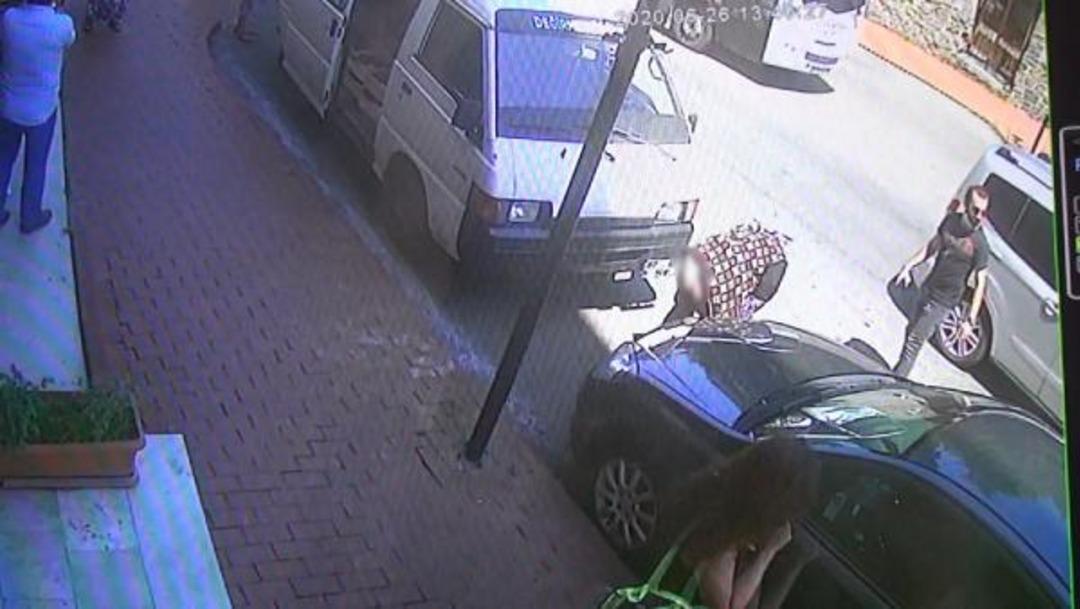 Polislere yakalanınca eteğini indirdi!