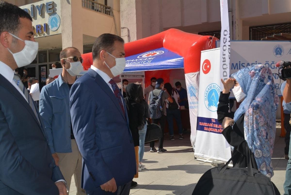 Vali Akıyık, YKS standını ziyaret etti