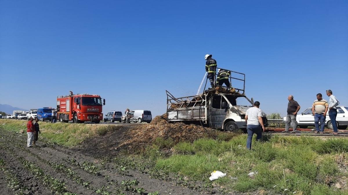 Saman y&uuml;kl&uuml; ara&ccedil; seyir halindeyken alev aldı