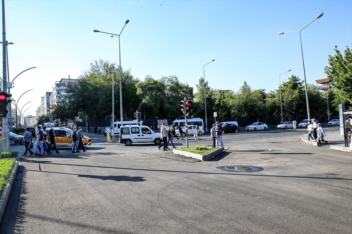 Diyarbakır'da Valilik &ouml;n&uuml;ndeki cadde tek y&ouml;nl&uuml; trafiğe a&ccedil;ıldı