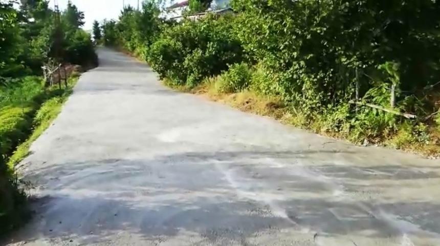 Yaşlı kadın yeni d&ouml;k&uuml;len beton yolu kullanılamaz hale getirdi