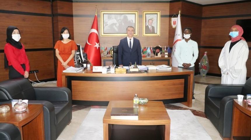 Yabancı uyruklu &ouml;ğrencilerden Rekt&ouml;r Elmacı&rsquo;ya teşekk&uuml;r