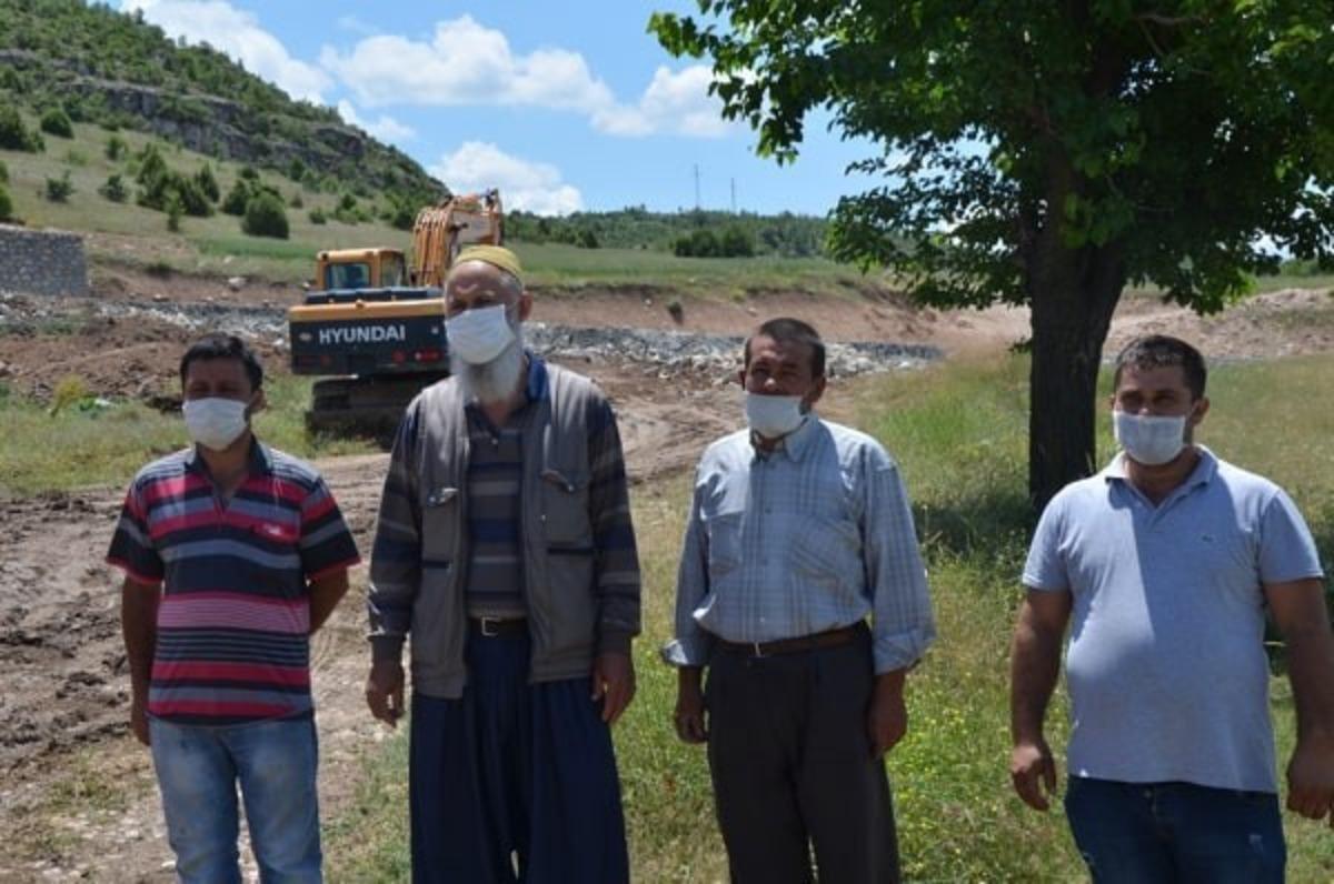 İstinat duvarı &ouml;r&uuml;len yolda tarlalarına gitmek i&ccedil;in &ccedil;are arıyorlar