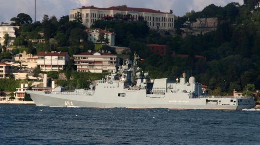 Rus savaş gemisi İstanbul Boğazı'ndan geçti