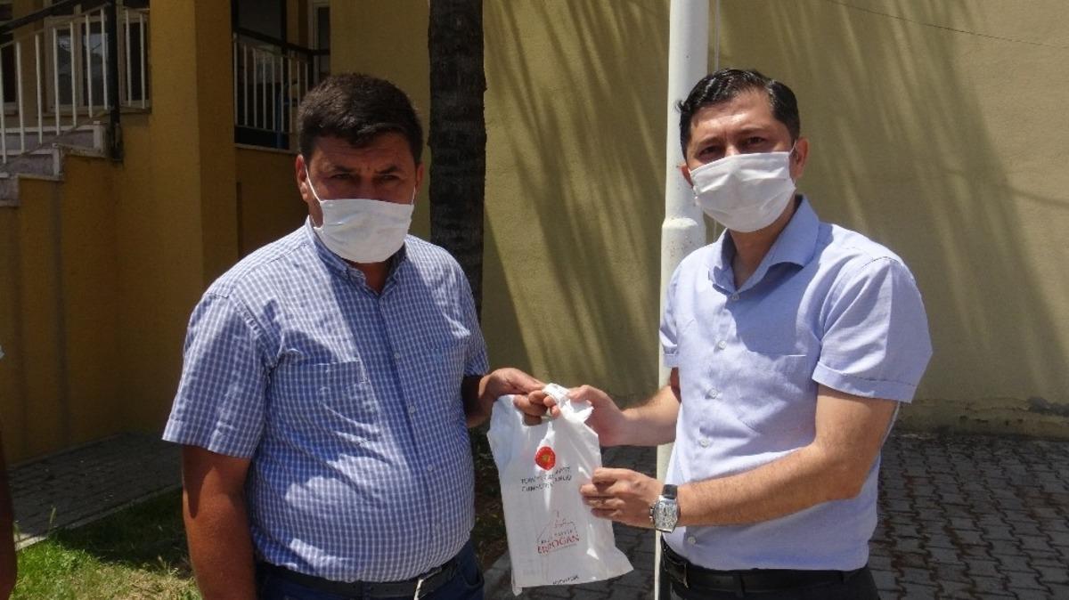 Sındırgı&rsquo;da 65 yaş &uuml;st&uuml;ne maske ve kolonyalar ulaştırıldı