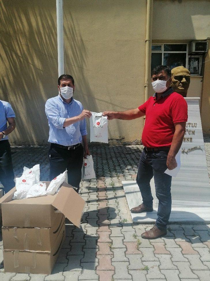 Sındırgı’da 65 yaş üstüne maske ve kolonyalar ulaştırıldı G5