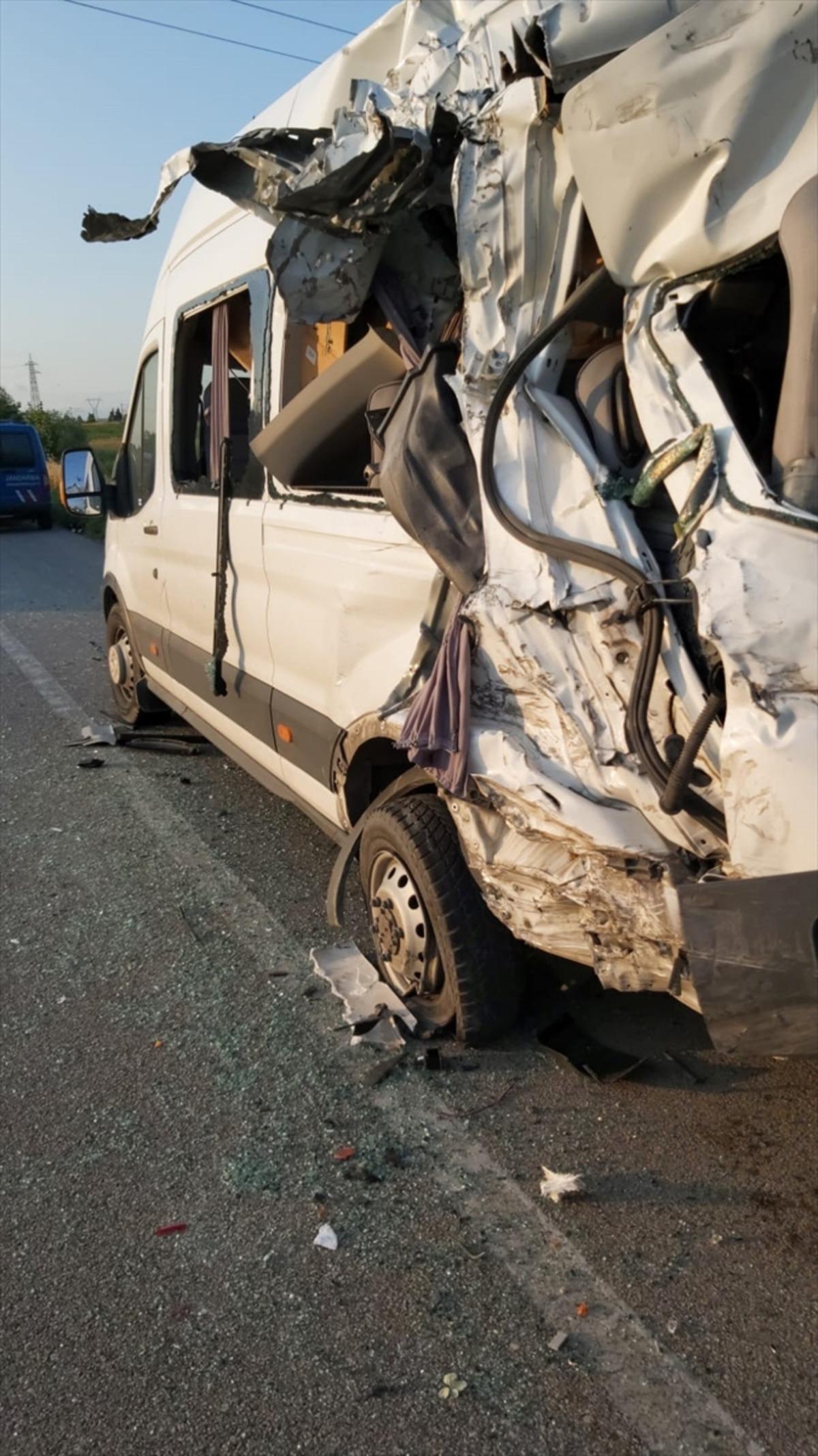 Balıkesir'de minib&uuml;sle tanker &ccedil;arpıştı: 12 yaralı