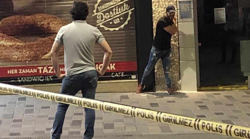 İstiklal Caddesi'nde bıçaklı dehşet! Etrafa saldırdı, cadde kapatıldı