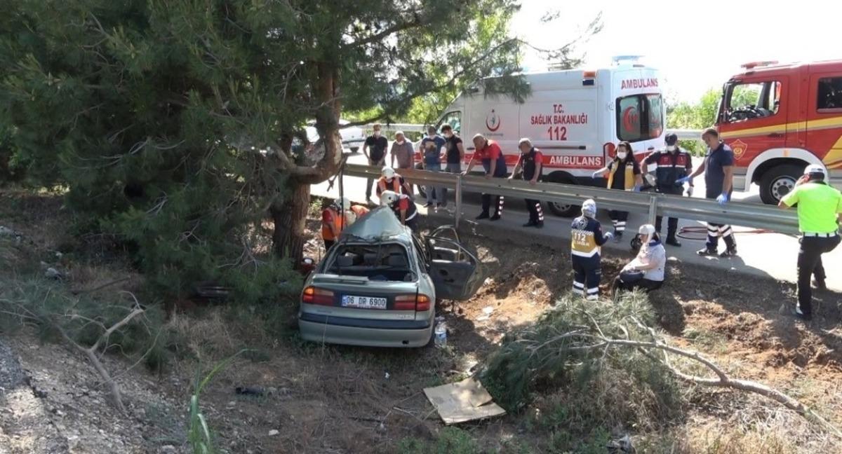 Kontrolden &ccedil;ıkan otomobil orta ref&uuml;jdeki ağaca &ccedil;arptı: 3 yaralı