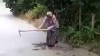 Yeni dökülen beton yolu kullanılamaz hale getirdi