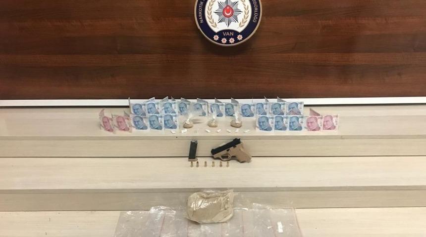 Van&rsquo;da 4 kilo eroin ile 1 adet tabanca ele ge&ccedil;irildi