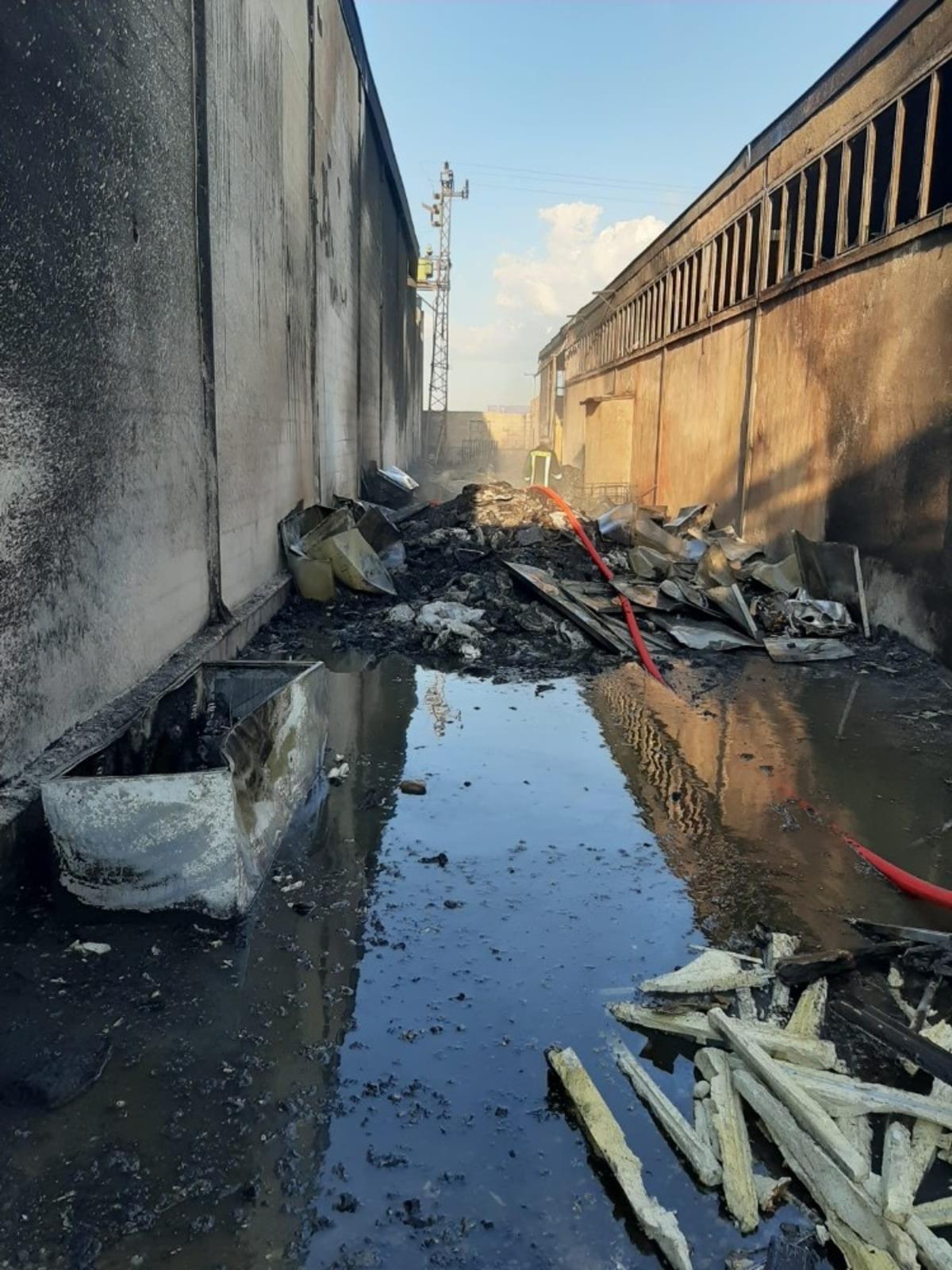 Geri d&ouml;n&uuml;ş&uuml;m fabrikasında &ccedil;ıkan yangını itfaiye ekipleri s&ouml;nd&uuml;rd&uuml;