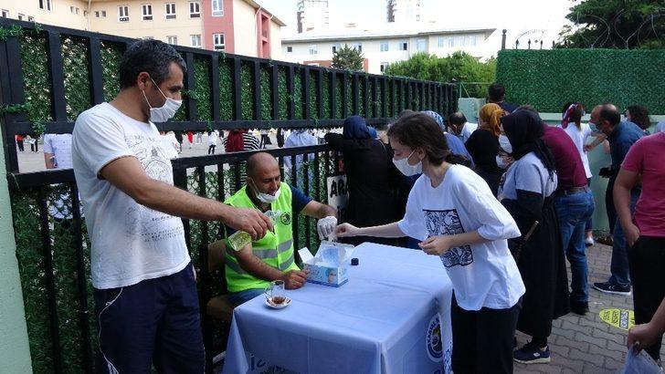 Kartal Belediyesi’nden, YKS öncesi öğrecilere maske, su ve kolonya ikramı G1