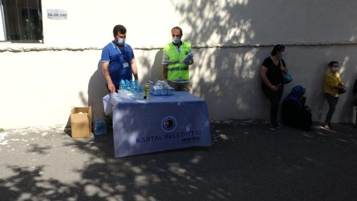 Kartal Belediyesi’nden, YKS öncesi öğrecilere maske, su ve kolonya ikramı G3