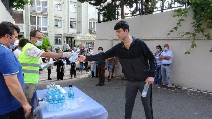 Kartal Belediyesi’nden, YKS öncesi öğrecilere maske, su ve kolonya ikramı G4