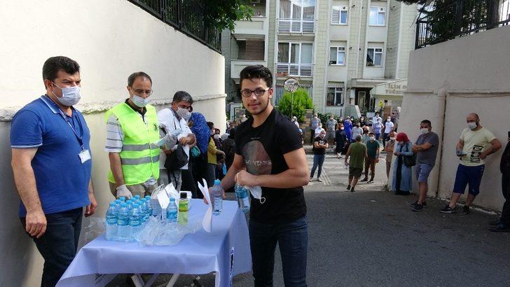 Kartal Belediyesi’nden, YKS öncesi öğrecilere maske, su ve kolonya ikramı G5
