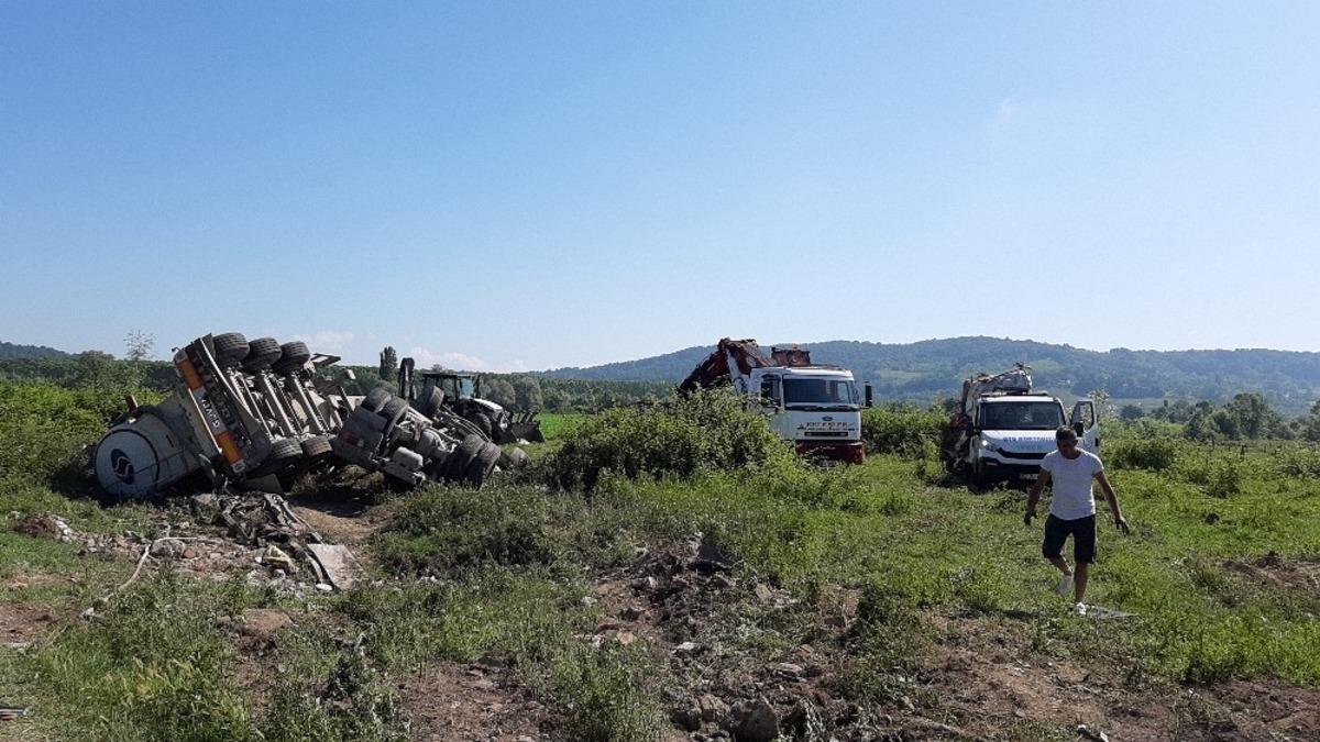 İş&ccedil;i servisi ile beton mikseri &ccedil;arpıştı: 1 &ouml;l&uuml;, 5 yaralı