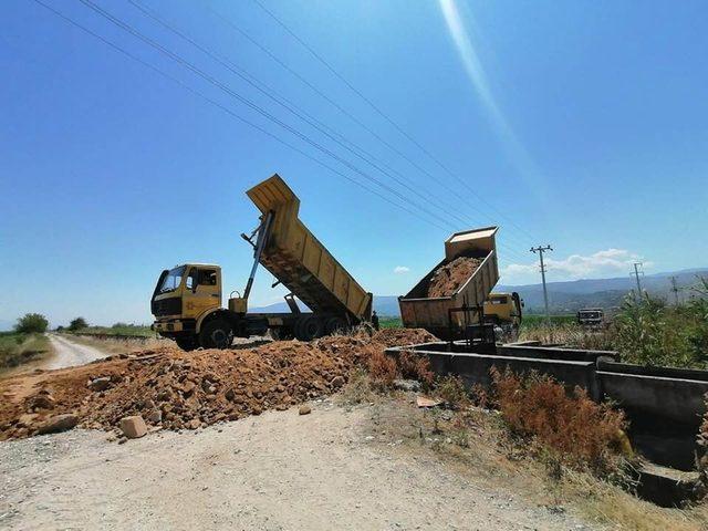 Aydın BŞB desteği ile Hamzabali tarla ve bahçe yolları düzeltiliyor