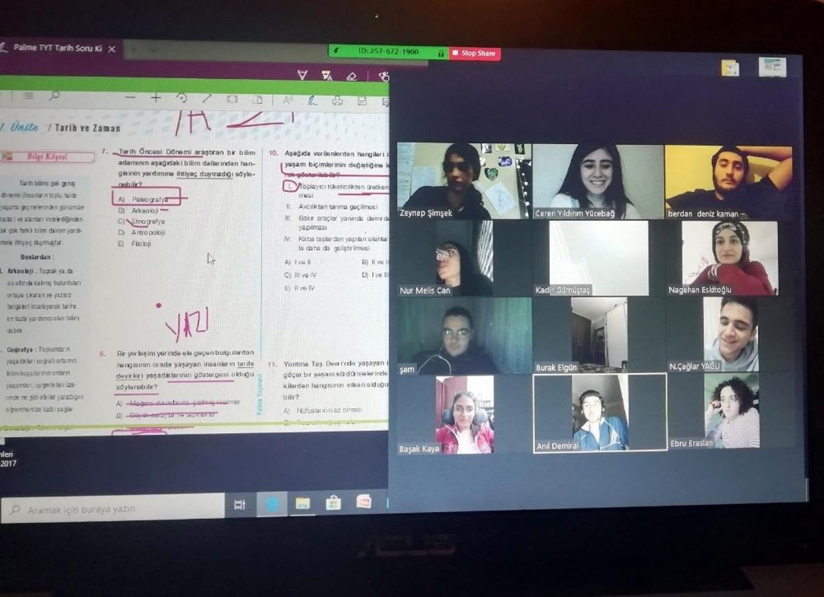Ataşehir&rsquo;de sınava giren adaylara maske, dezenfektan ve su dağıtıldı