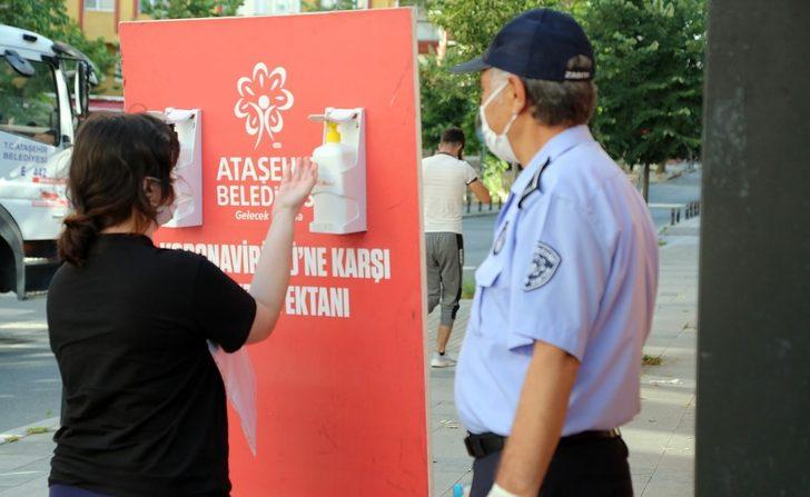 Ataşehir’de sınava giren adaylara maske, dezenfektan ve su dağıtıldı G3