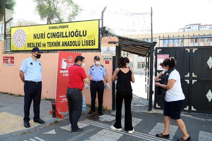 Ataşehir’de sınava giren adaylara maske, dezenfektan ve su dağıtıldı G4