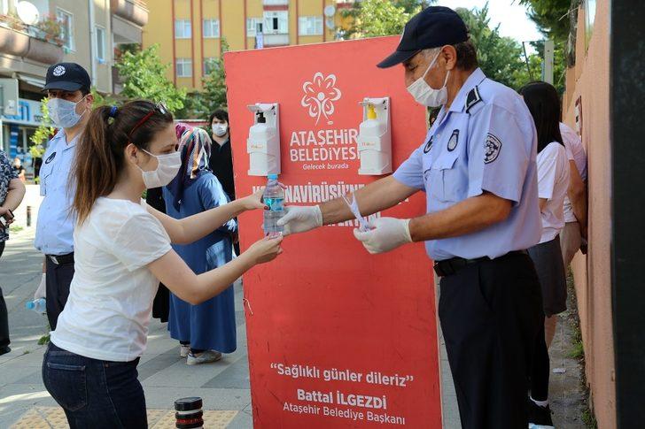 Ataşehir’de sınava giren adaylara maske, dezenfektan ve su dağıtıldı G5