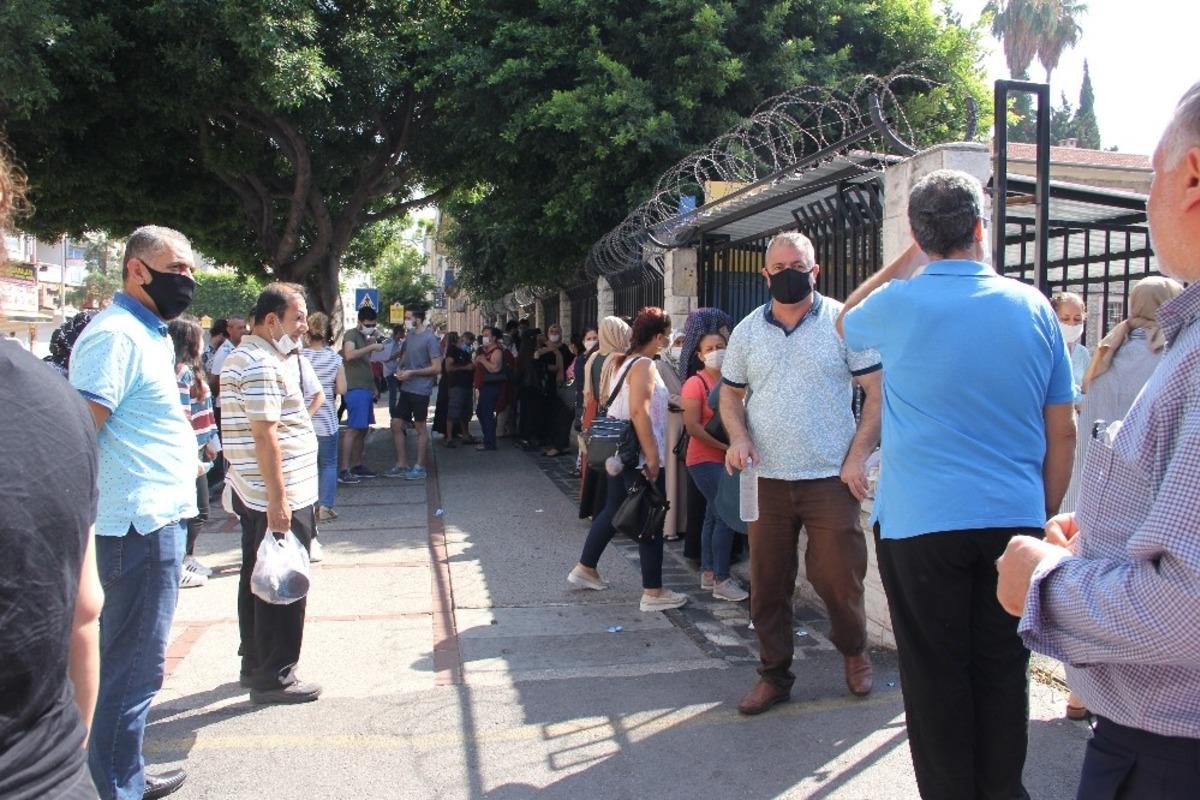 Mersin&rsquo;de YKS&rsquo;de veliler sosyal mesafe kurallarını hi&ccedil;e saydı