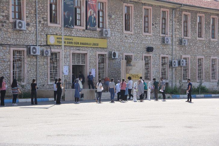 Mersin’de YKS’de veliler sosyal mesafe kurallarını hiçe saydı G2